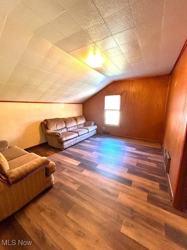 828 Cove Rd in Weirton, WV - Building Photo - Building Photo