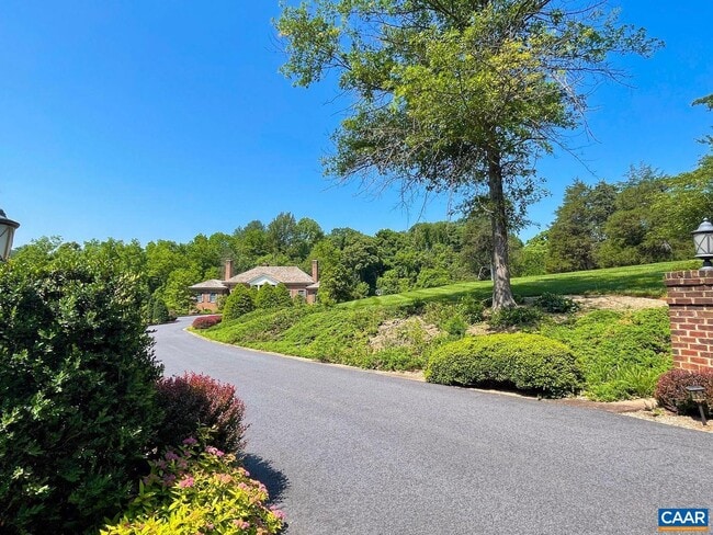 935 Garth Rd in Charlottesville, VA - Foto de edificio - Building Photo