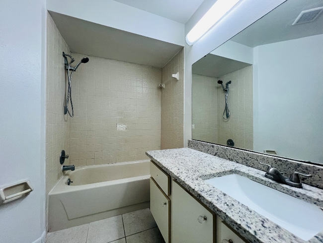 3700 Southpointe Dr in Orlando, FL - Building Photo - Building Photo