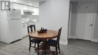 43 Saddlebrook Ct in Kitchener, ON - Building Photo - Building Photo