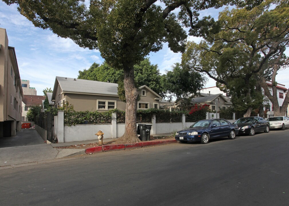 1537 N Serrano Ave in Los Angeles, CA - Foto de edificio