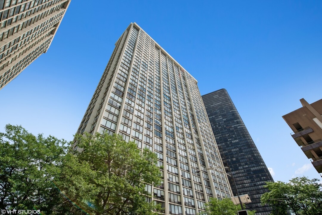 5445 N Sheridan Rd in Chicago, IL - Building Photo