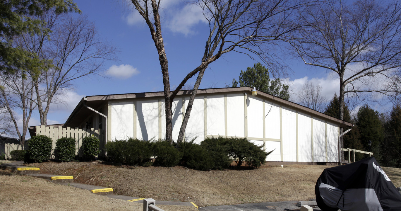 Burnsbrooke Apartments in Athens, TN - Building Photo