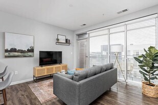 450 E Market St in Indianapolis, IN - Building Photo