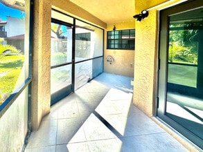 9151 W Sunrise Blvd in Plantation, FL - Building Photo - Building Photo