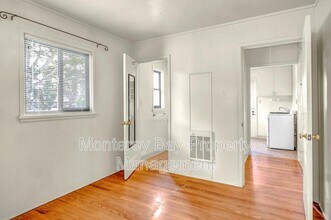 235 Grove Acre Ave in Pacific Grove, CA - Foto de edificio - Building Photo