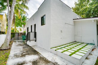 1687 SW 11th St in Miami, FL - Building Photo - Building Photo