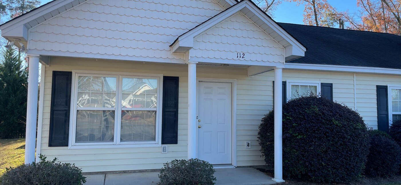 112 Saluda Woods Ct in West Columbia, SC - Building Photo