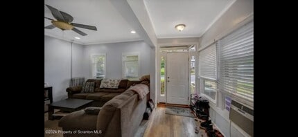 1727 Monroe Ave in Dunmore, PA - Foto de edificio - Building Photo