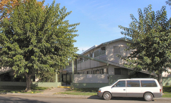Home Crest Townhomes in Stockton, CA - Foto de edificio - Building Photo