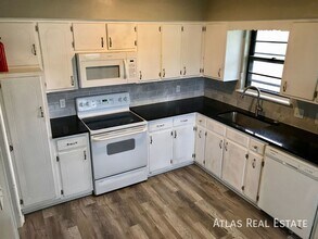 1502 SW Sunset St in Blue Springs, MO - Building Photo - Building Photo