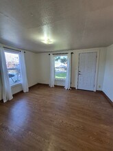 1248 NW Ellan St in Roseburg, OR - Foto de edificio - Building Photo