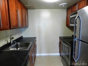 304 Chateau Rive-Unit -304 in Peekskill, NY - Building Photo - Building Photo