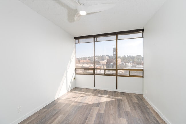 Riverfalls Tower Apartments in Spokane, WA - Foto de edificio - Interior Photo