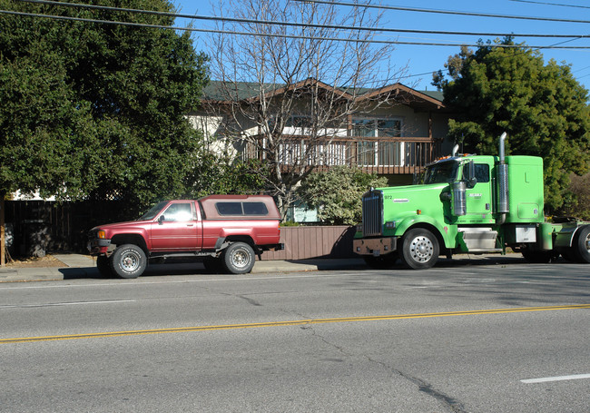 1700 California St in Mountain View, CA - Building Photo - Building Photo