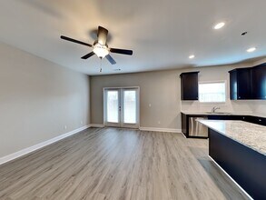 128 Wayne Ln in Canton, GA - Foto de edificio - Building Photo
