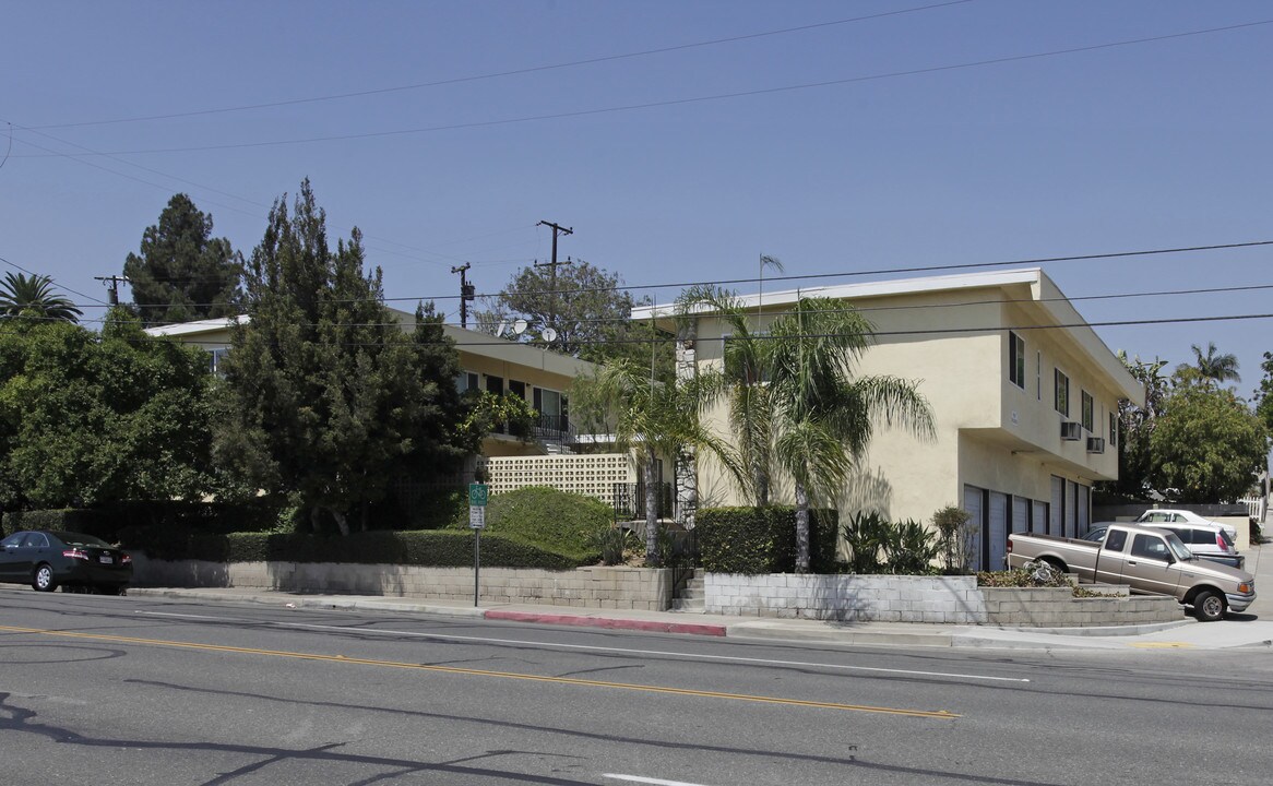 1801 W Malvern Ave in Fullerton, CA - Foto de edificio