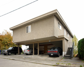 Peco Plaza Apartments in Seattle, WA - Building Photo - Building Photo