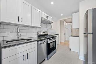 12 Thomas Pl in New Rochelle, NY - Building Photo - Building Photo