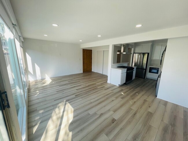100 Montreal St, Unit 100 in Playa Del Rey, CA - Building Photo - Building Photo