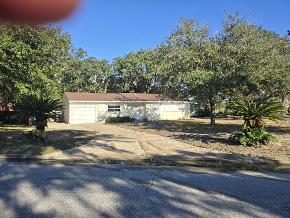 2 Palmetto Dr in Mary Esther, FL - Building Photo