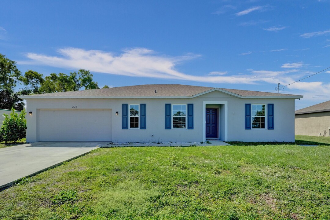 1744 SE North Blackwell Dr in Port St. Lucie, FL - Building Photo
