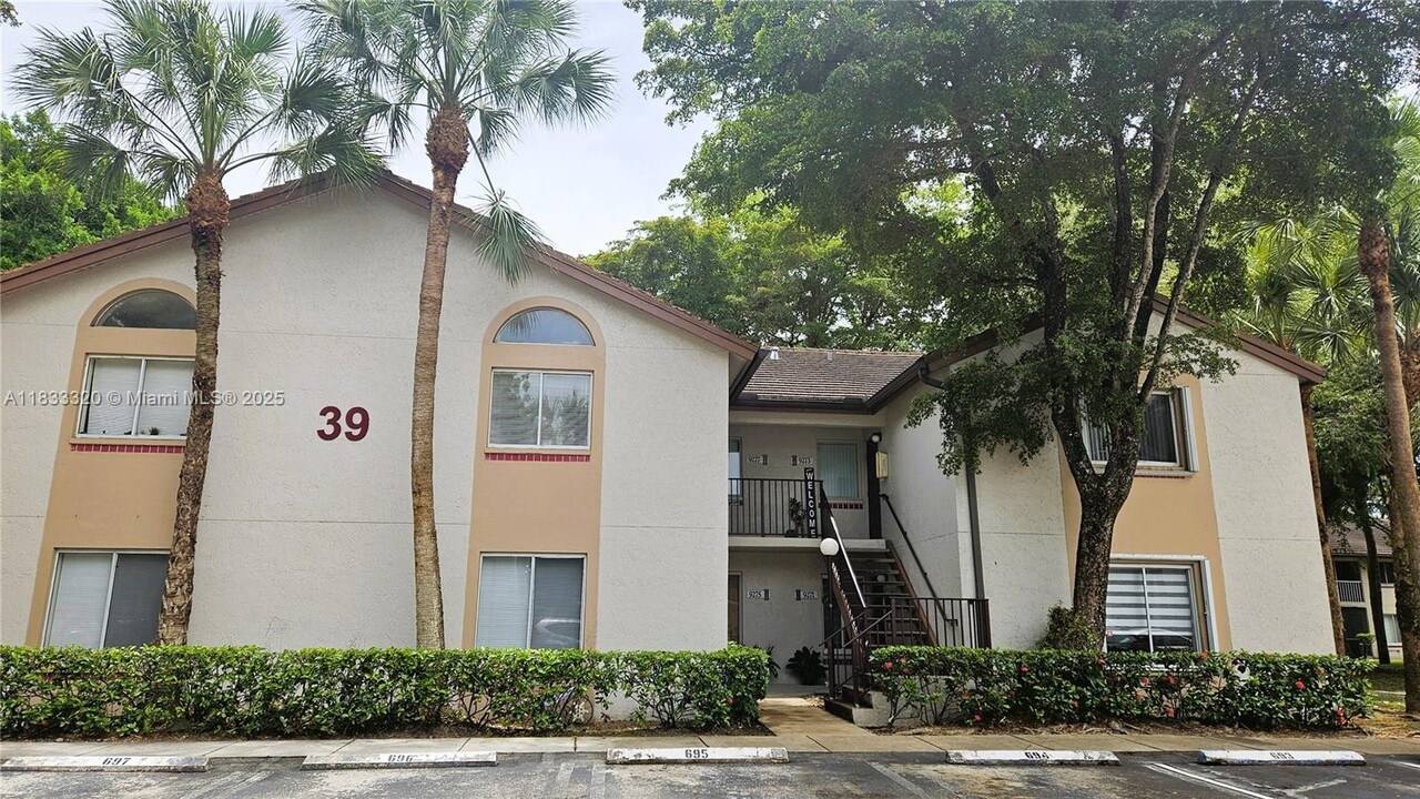 9277 SW 138th Pl in Miami, FL - Building Photo