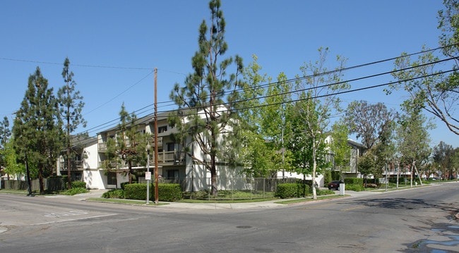 Heninger Village Apartments in Santa Ana, CA - Building Photo - Building Photo