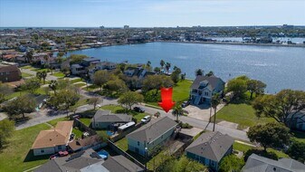 1618 Bayou Shore Dr in Galveston, TX - Building Photo