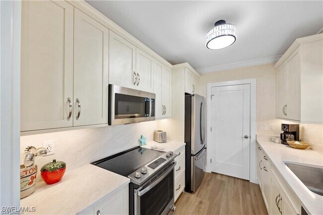 property at 3070 Gulf Shore Blvd N