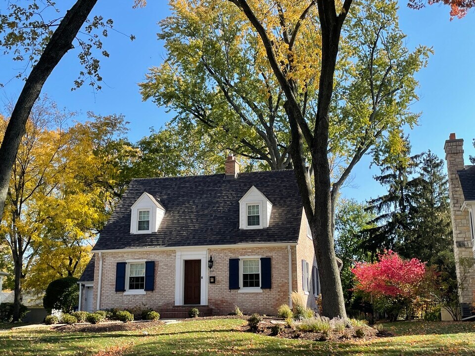 1011 N Washington St in Wheaton, IL - Building Photo