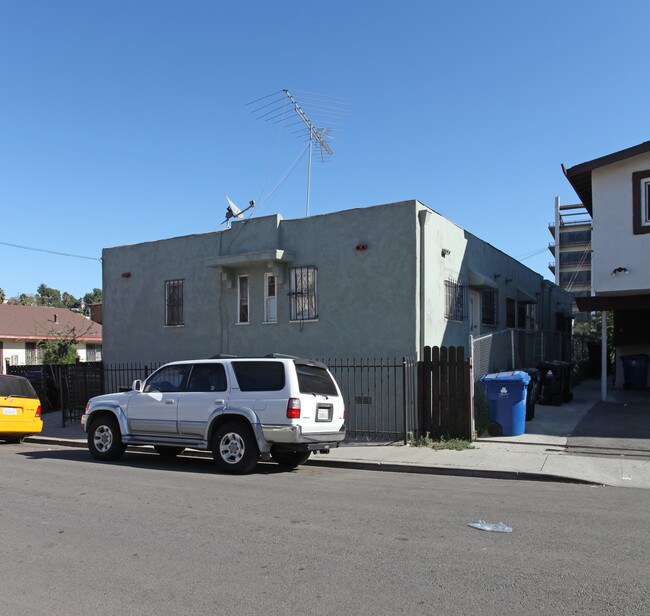 1155 Sunvue Pl in Los Angeles, CA - Foto de edificio - Building Photo
