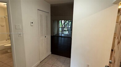 906 Coral Club Dr in Coral Springs, FL - Building Photo - Building Photo