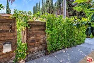 738 Westmount Dr in West Hollywood, CA - Building Photo