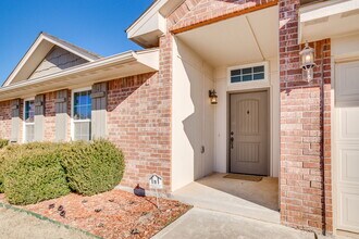 1308 Heathrow Way in Yukon, OK - Foto de edificio - Building Photo