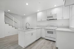 Hale Honu Villas in Sherman Oaks, CA - Building Photo