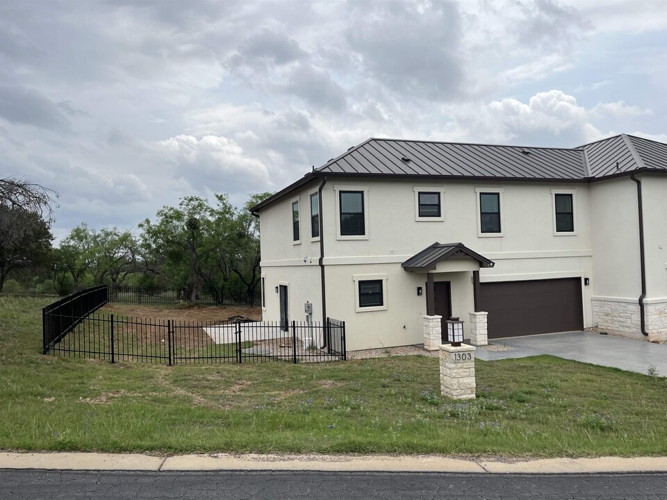 1303 Faultline Dr in Horseshoe Bay, TX - Foto de edificio