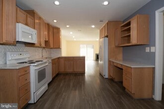 2015 Approach Ln in Reston, VA - Building Photo - Building Photo
