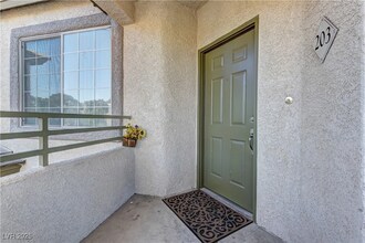 1621 Queen Victoria St, Unit 203 in Las Vegas, NV - Foto de edificio - Building Photo