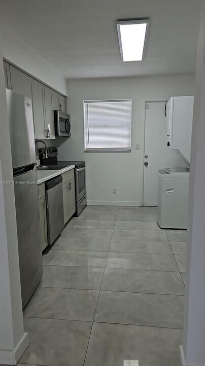 1051 NW 27th Ave in Fort Lauderdale, FL - Foto de edificio