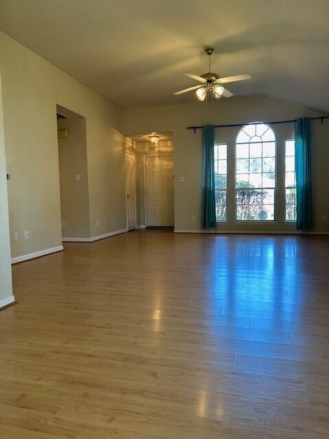 10451 N Fallen Bough Dr in Houston, TX - Building Photo - Building Photo