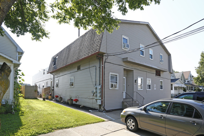 154 Bergin St in Rossford, OH - Building Photo - Building Photo