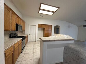 1946 E Sandalwood Ave in Tulare, CA - Building Photo - Building Photo