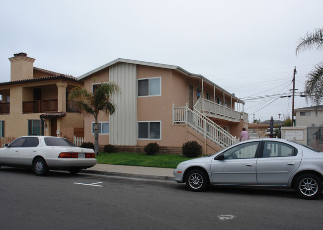 132 Date Ave in Imperial Beach, CA - Foto de edificio - Building Photo