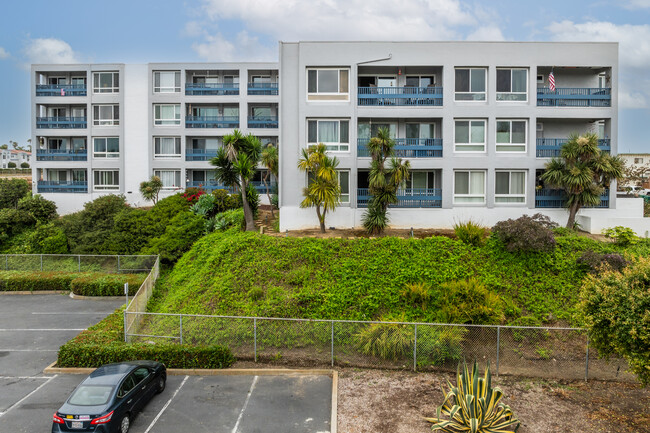 910 N Pacific St in Oceanside, CA - Foto de edificio - Building Photo