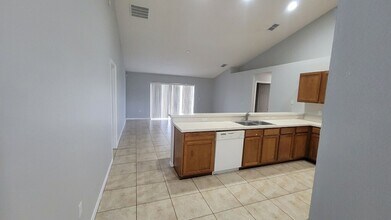654 Basingstoke Ct in Kissimmee, FL - Building Photo - Building Photo
