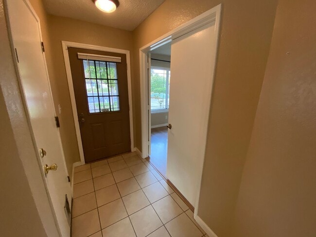 1124 Pebblewood Dr in Sacramento, CA - Foto de edificio - Building Photo