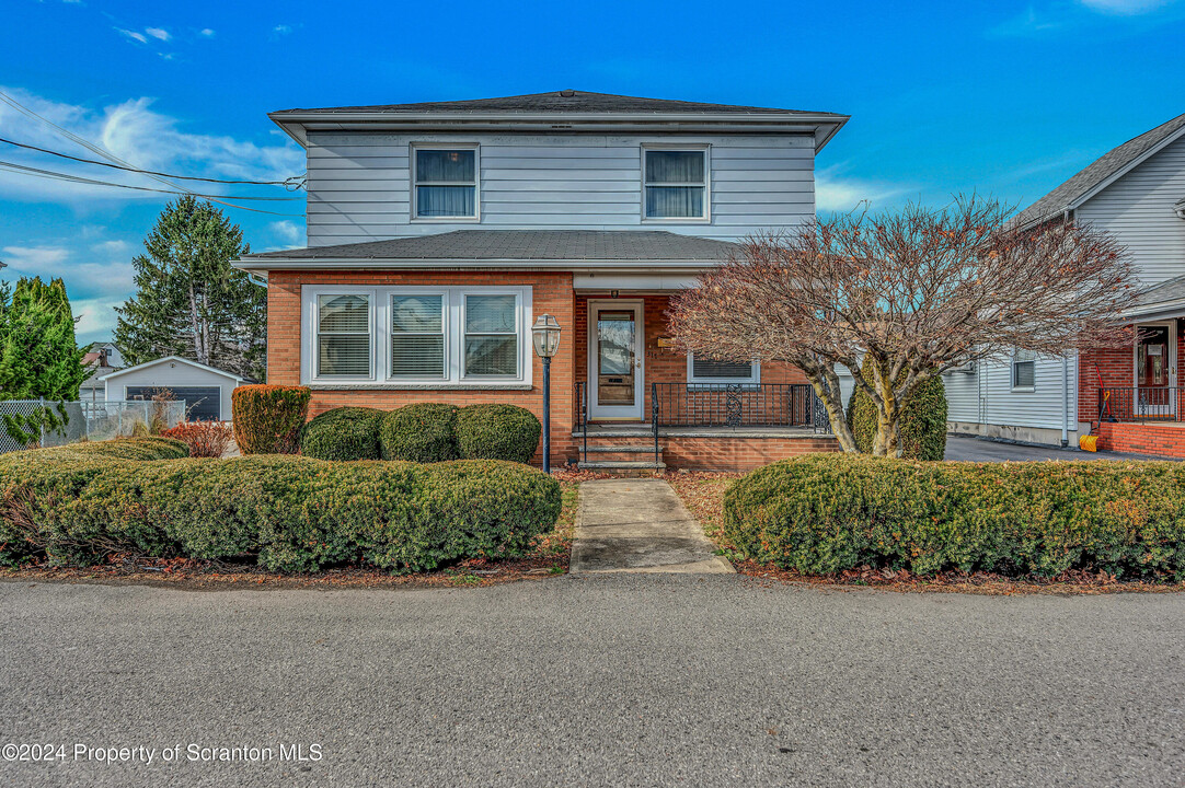 317 Gravity St in Blakely, PA - Building Photo