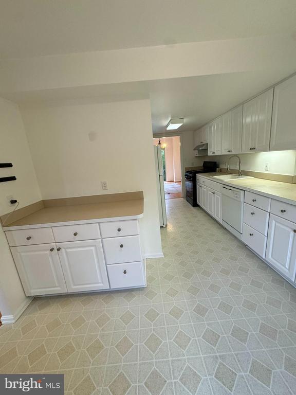 5944 Westchester Park Dr in College Park, MD - Foto de edificio - Building Photo