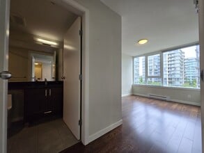 7117 Elmbridge Way in Richmond, BC - Building Photo - Building Photo
